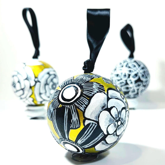 GOLD, BLACK AND WHITE BAUBLE SET